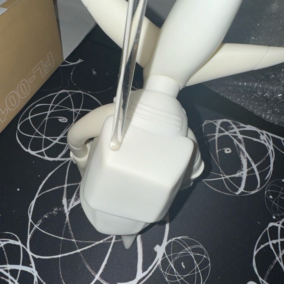 Futura Labratories FL-001 Pointman Vinyl Figure Edition/300 - Picture 4 of 5